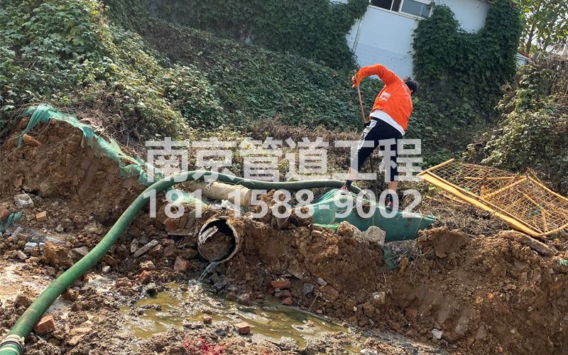 263南秀村工地化粪池清理