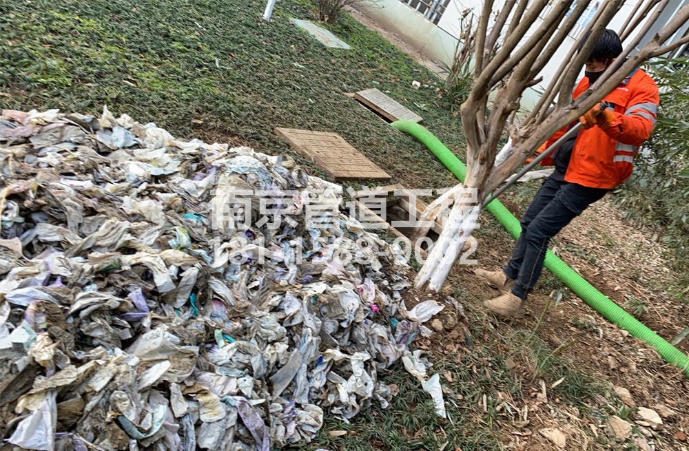 315南秀村化粪池垃圾清理